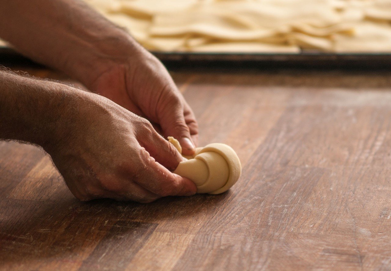 Boulanger façonnant la pâte à La Miche Dorée, Montréal