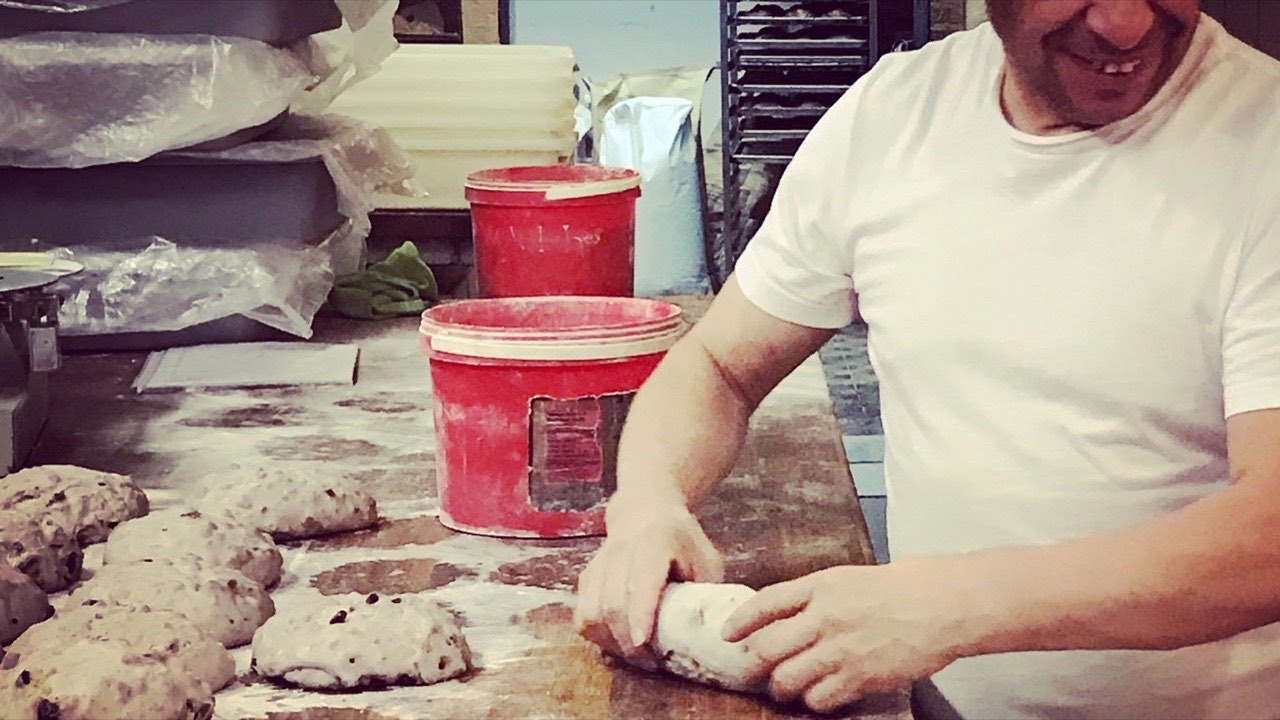 Le boulancier de La Miche Dorée façonne la pâte à pain à la main
