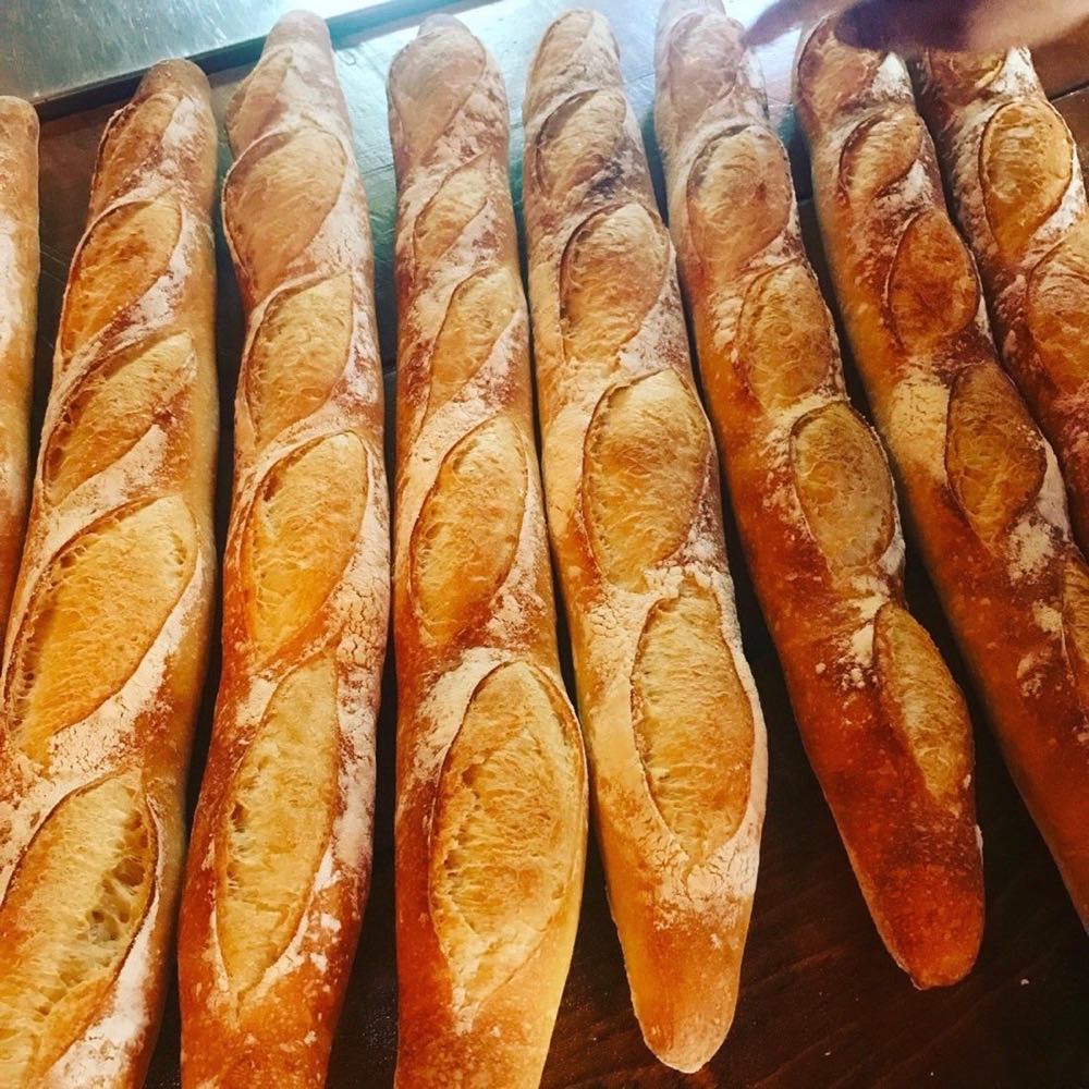 Baguettes artisanales cuites sur pierre
