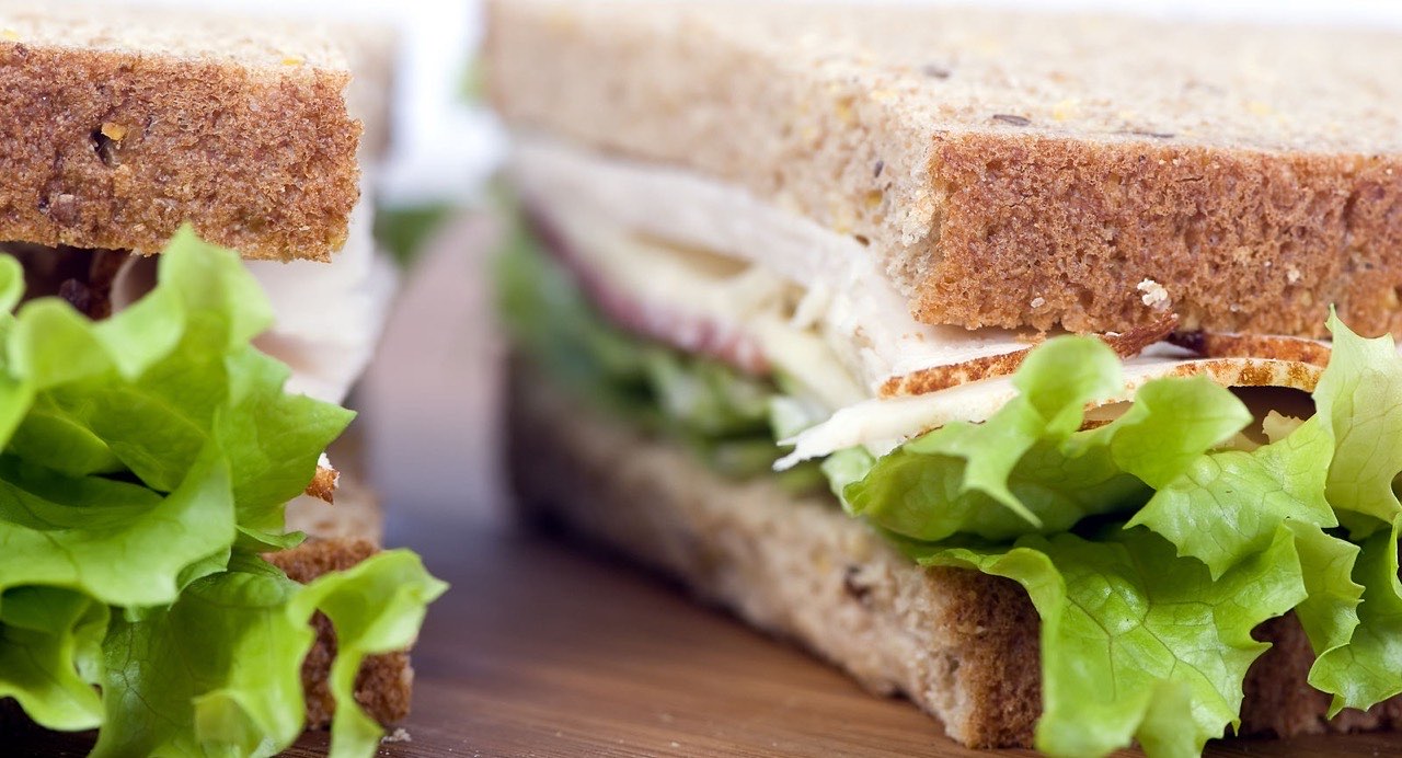 Sandwich frais sur baguette rustique et pain multigrains